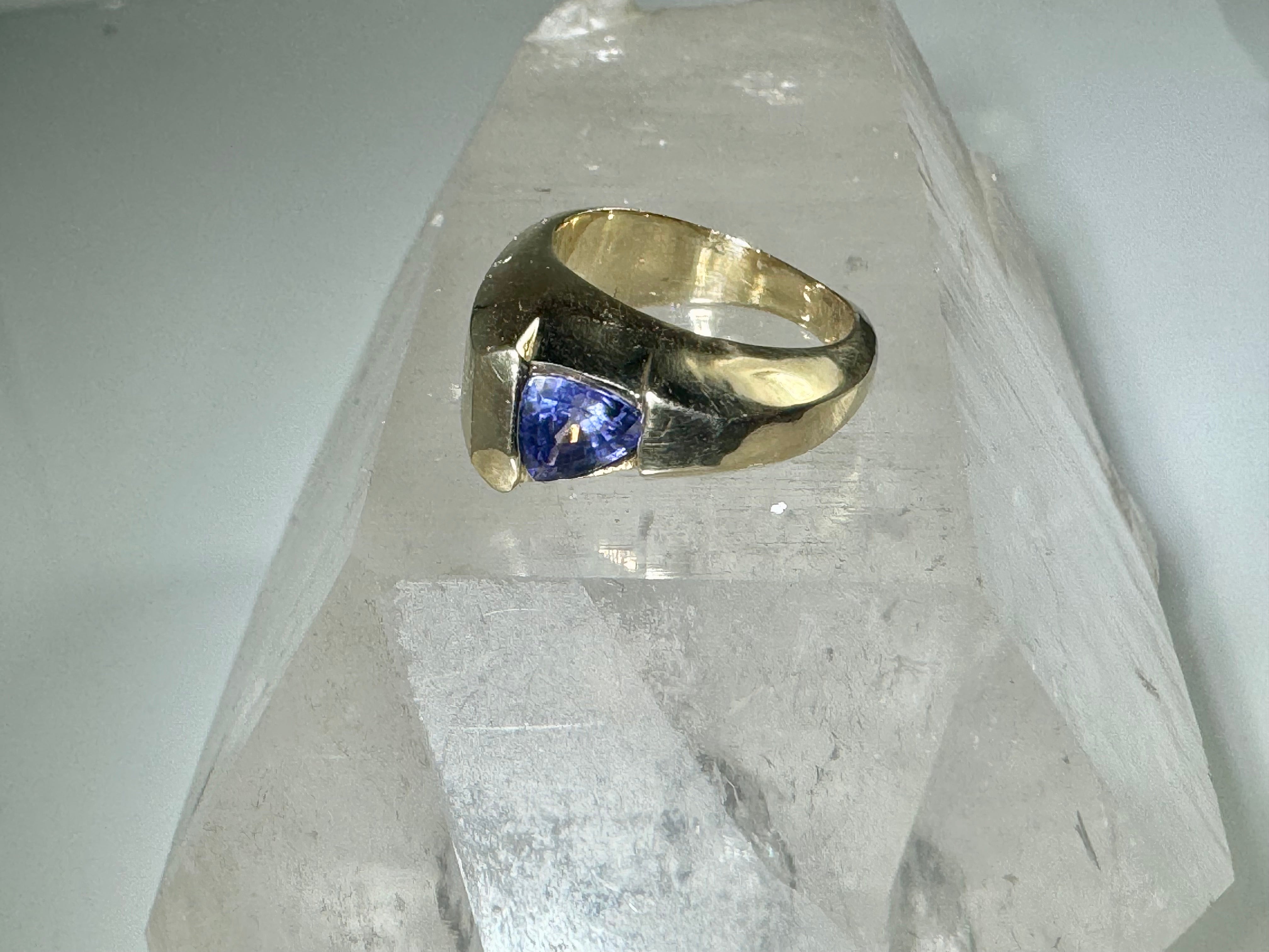 Tanzanite Trillium 18k Gold ring