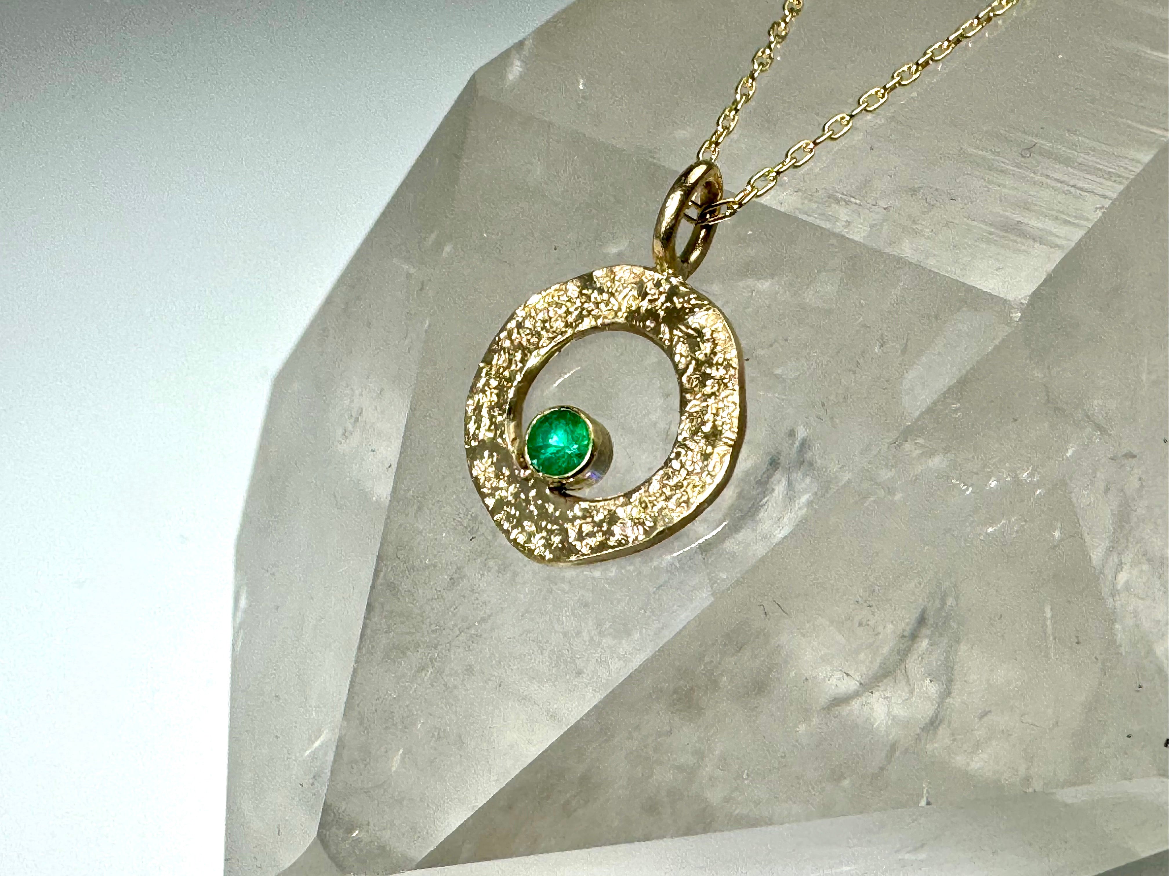 Emerald Opened Textured 18k Pendant