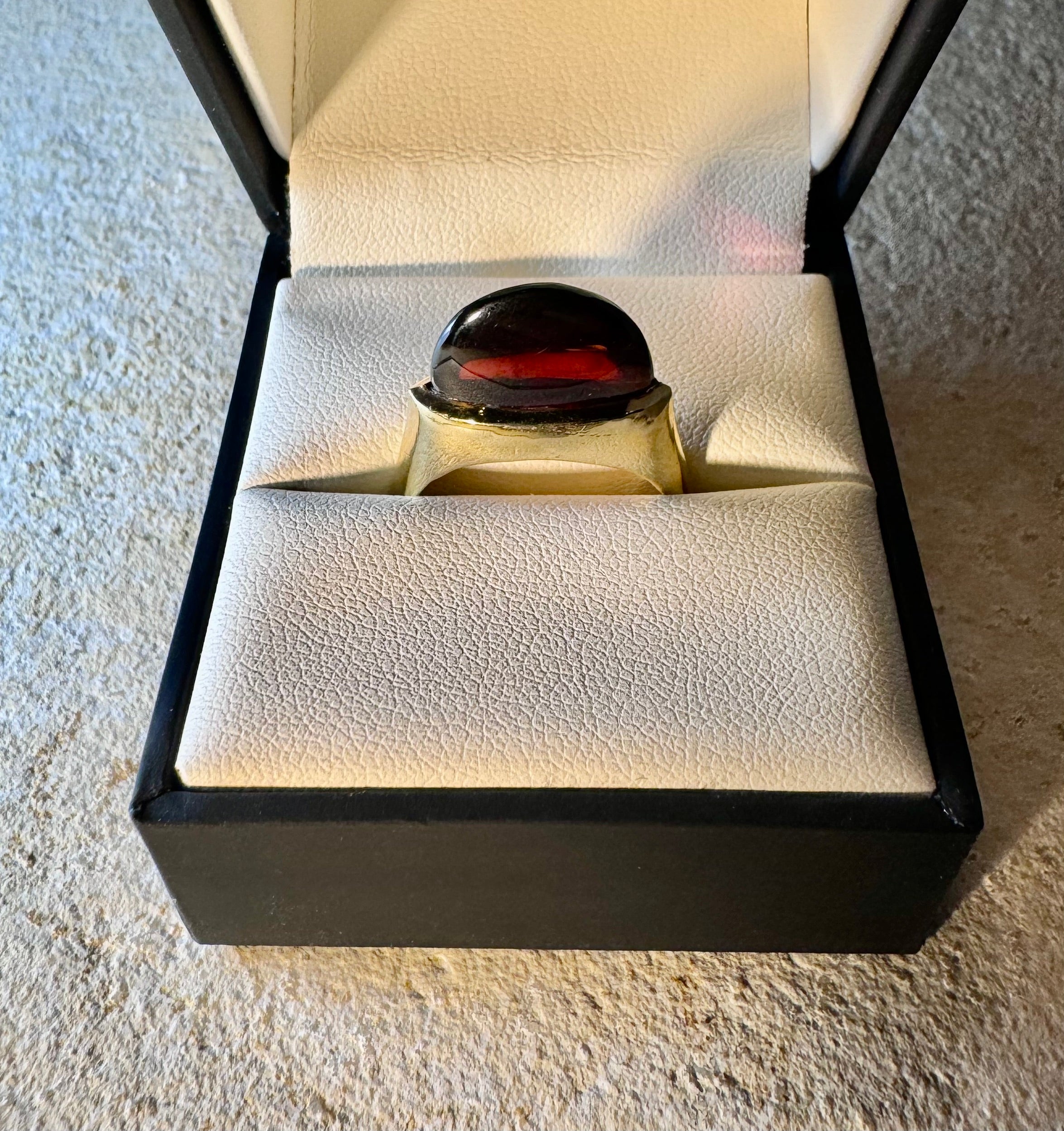 Garnet Tongue 18k Ring