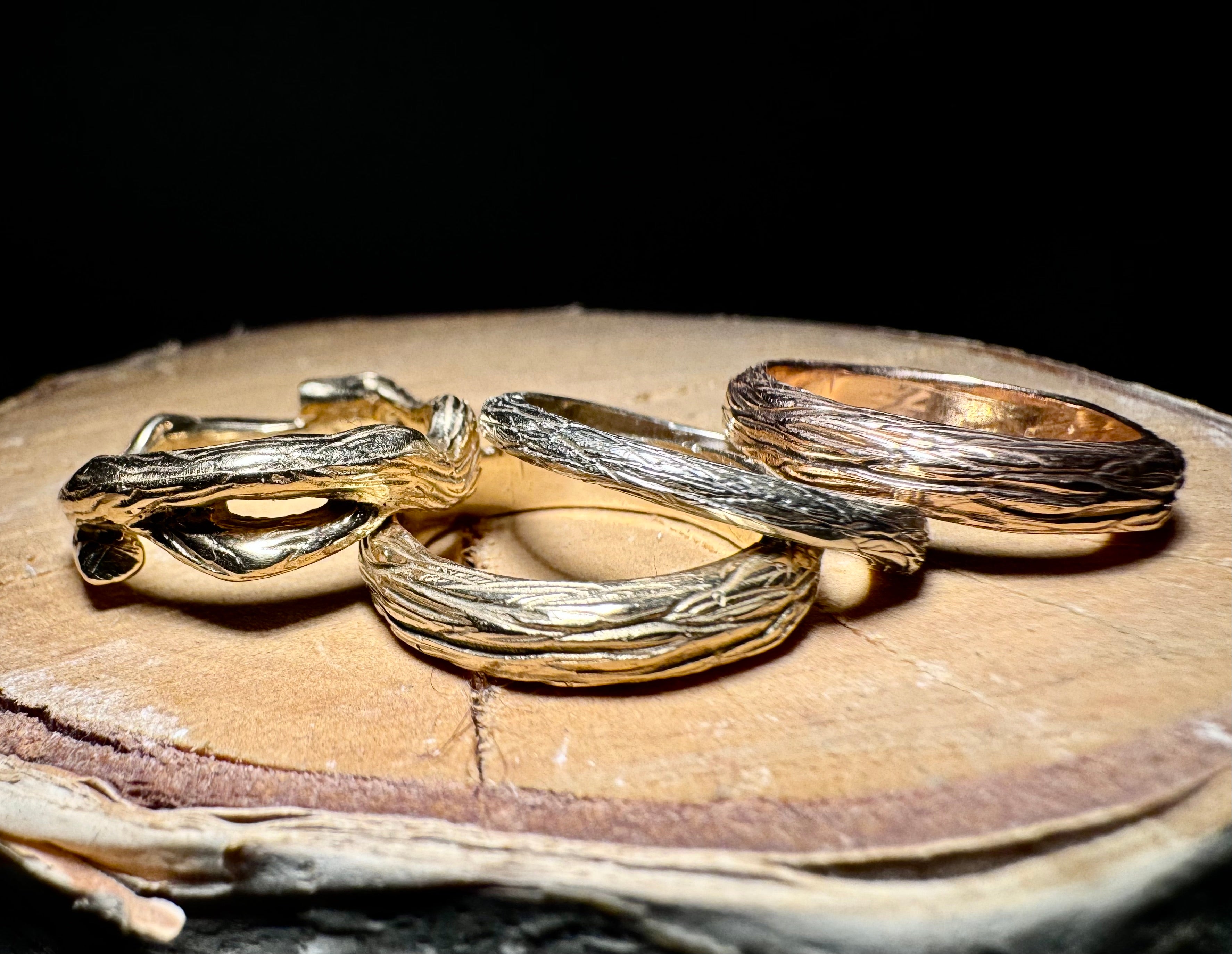 Bark & Twig Band in Yellow Gold