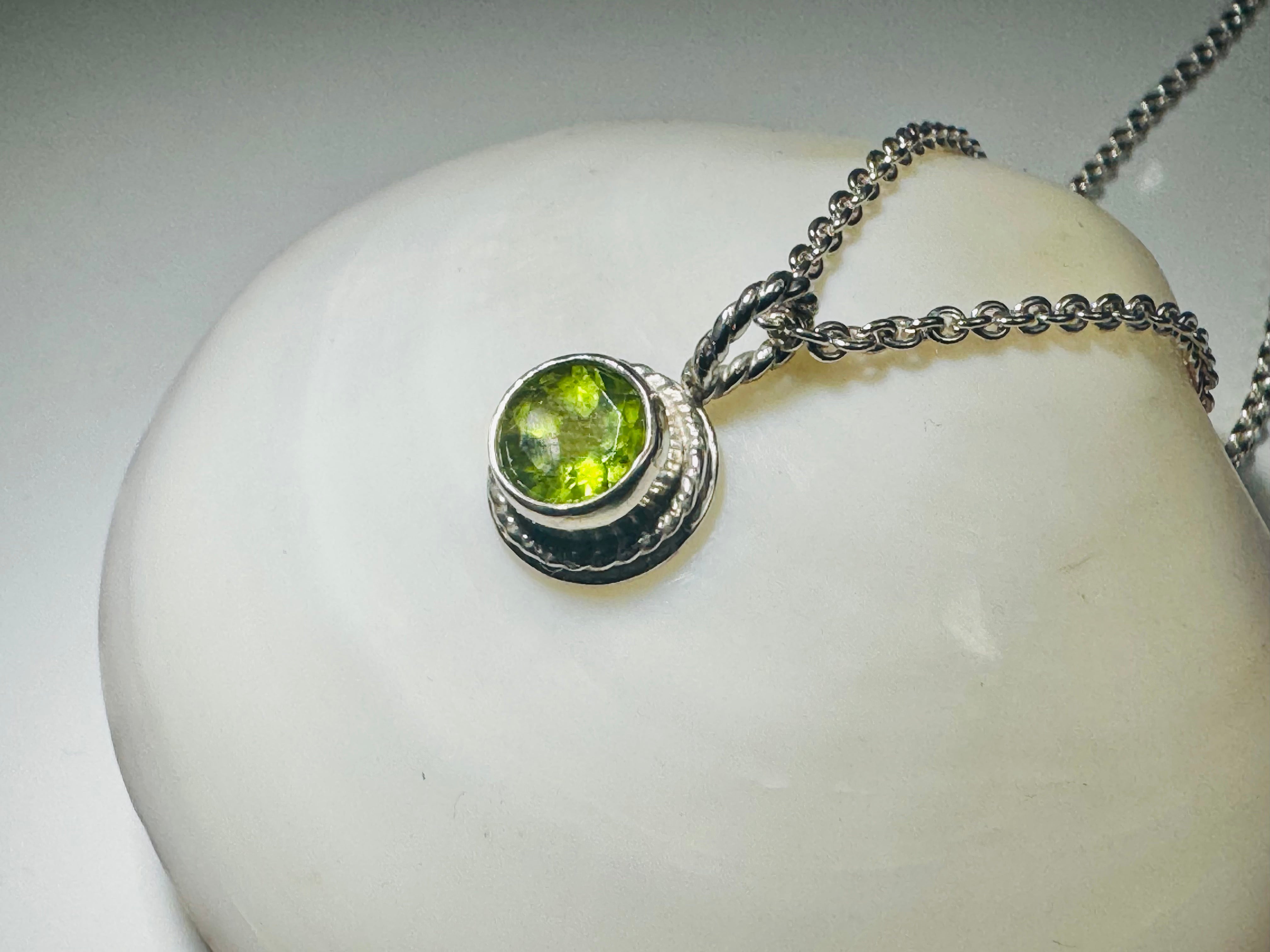 Peridot Rope Edge Pendant
