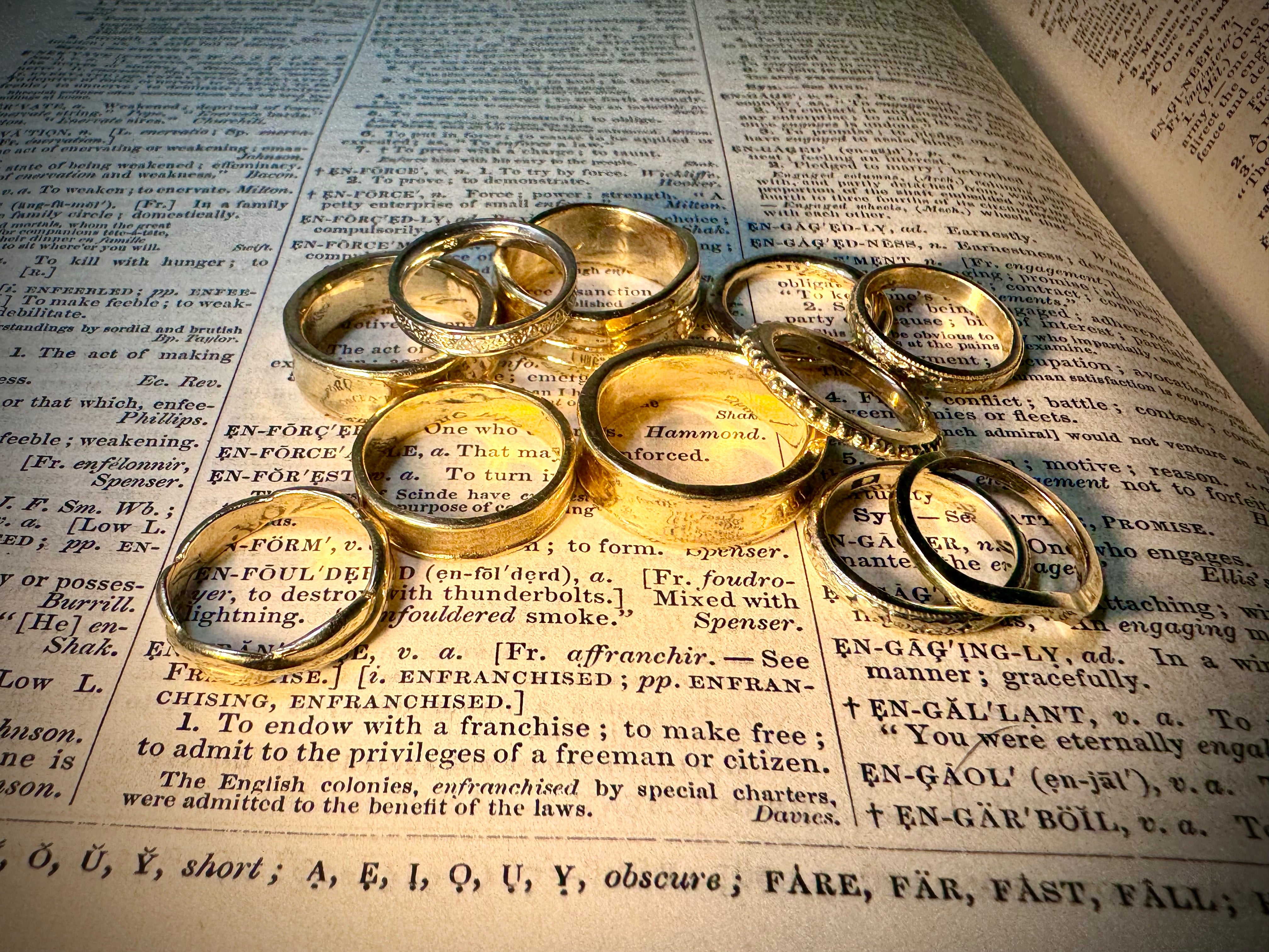 Infinity Carved Gents 14k Band