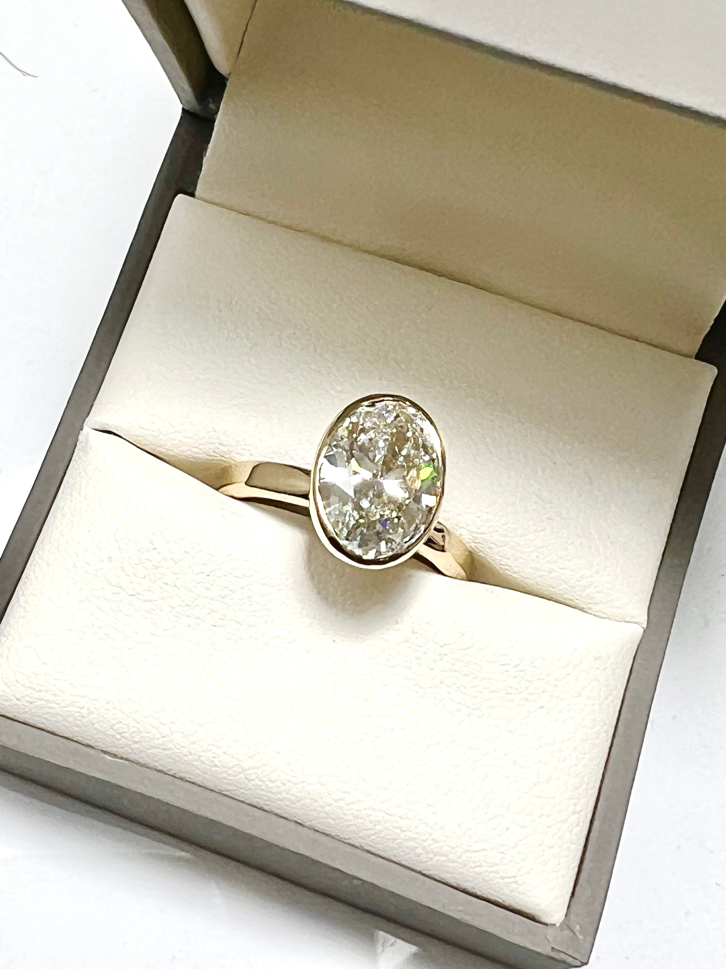 Oval Diamond 18k Ring