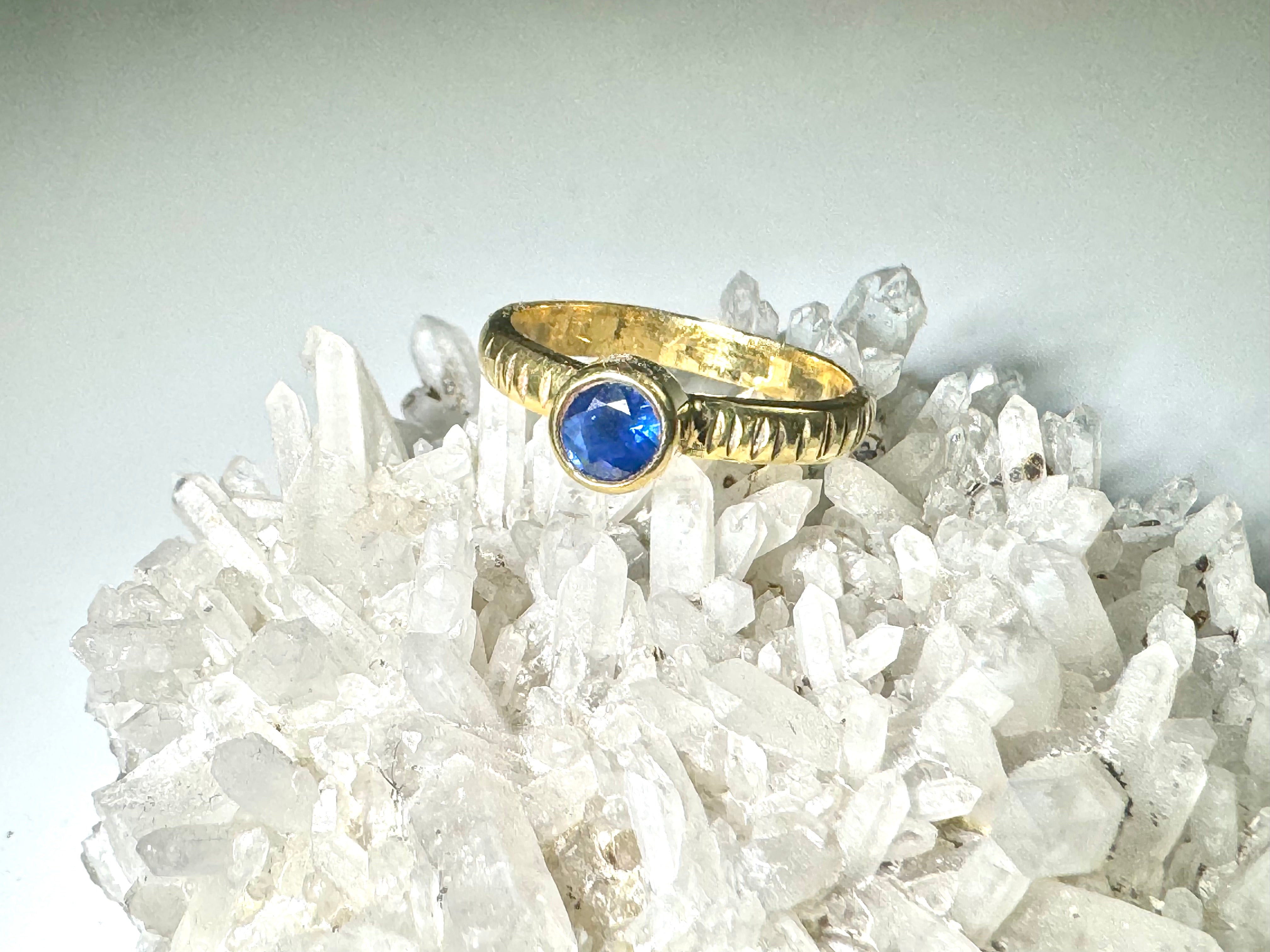 Blue Sapphire Slash 18K Ring