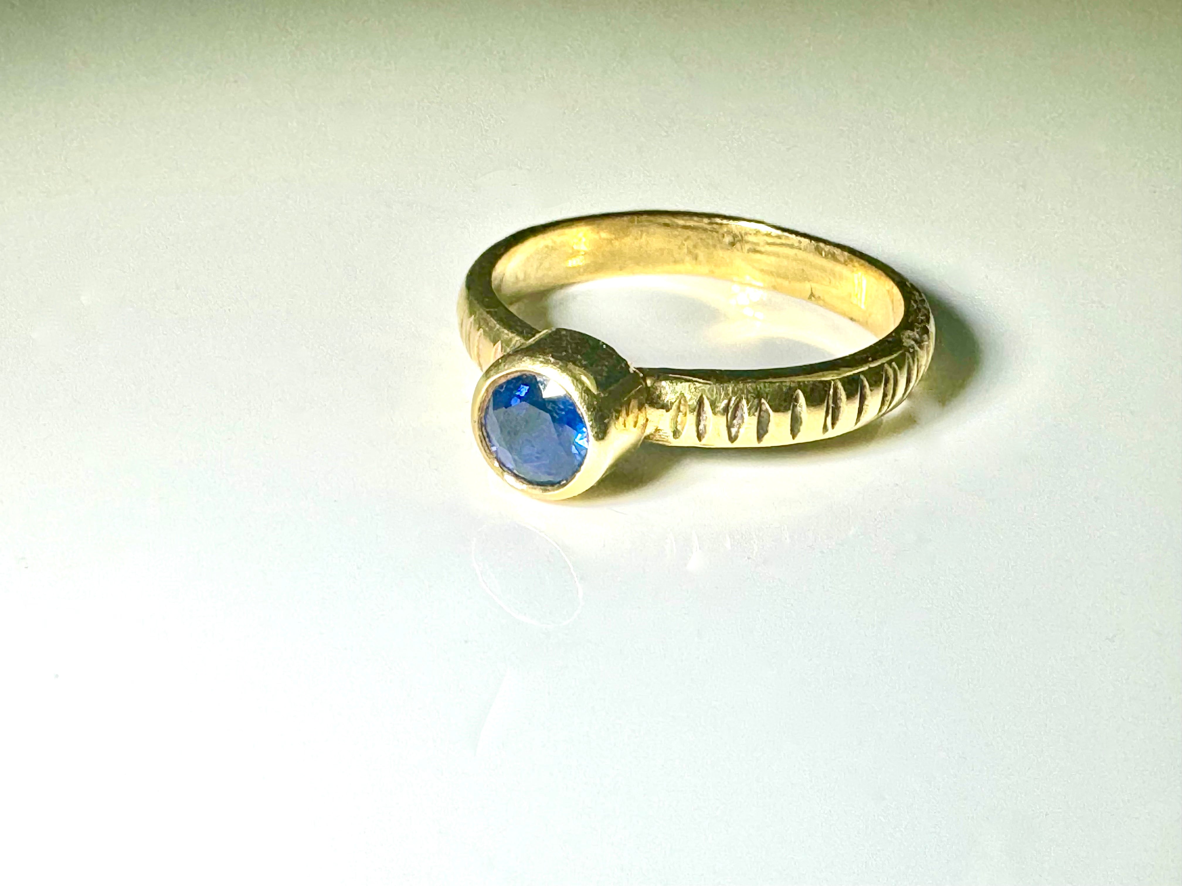 Blue Sapphire Slash 18K Ring