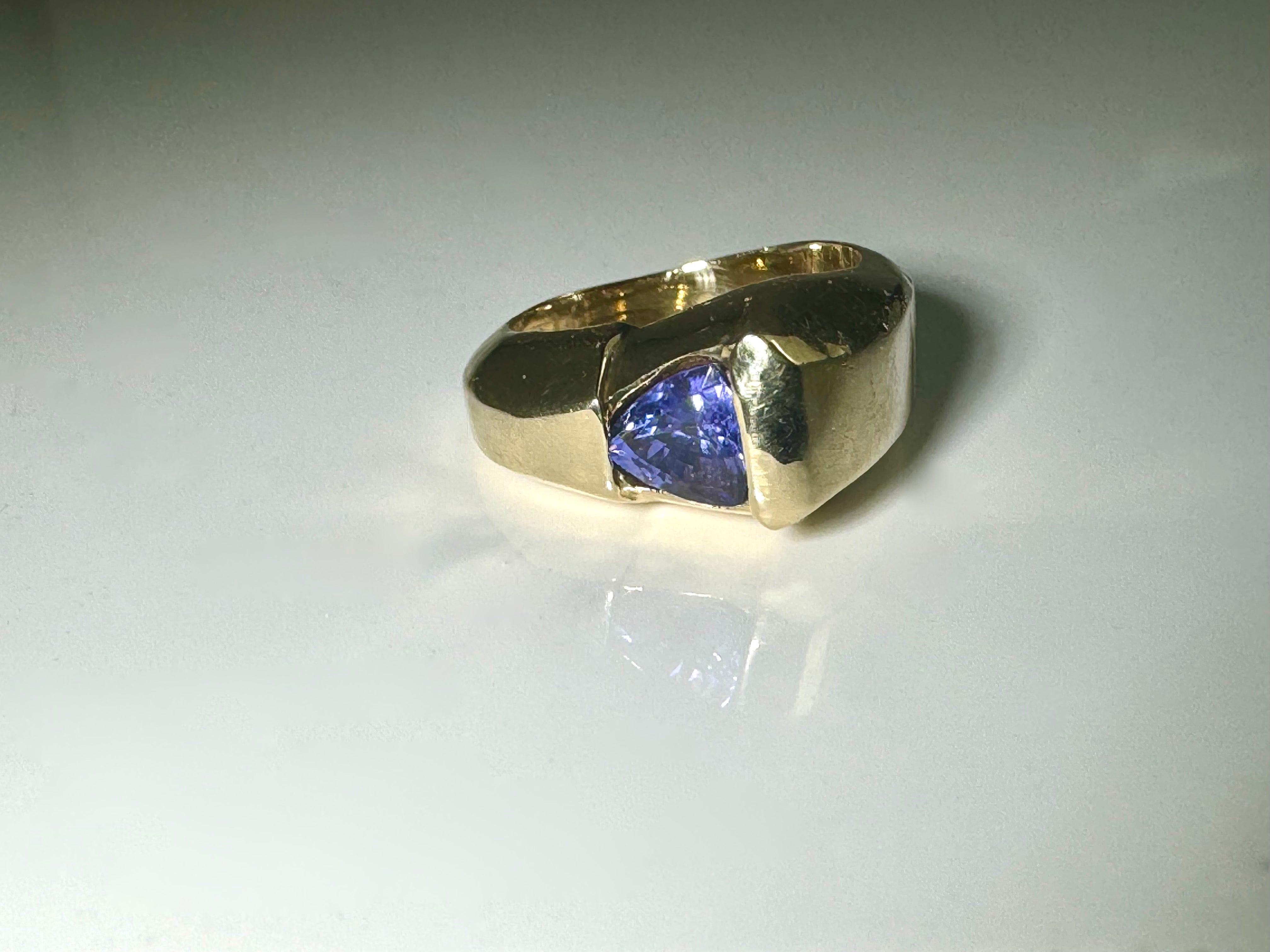 Tanzanite Trillium 18k Gold ring