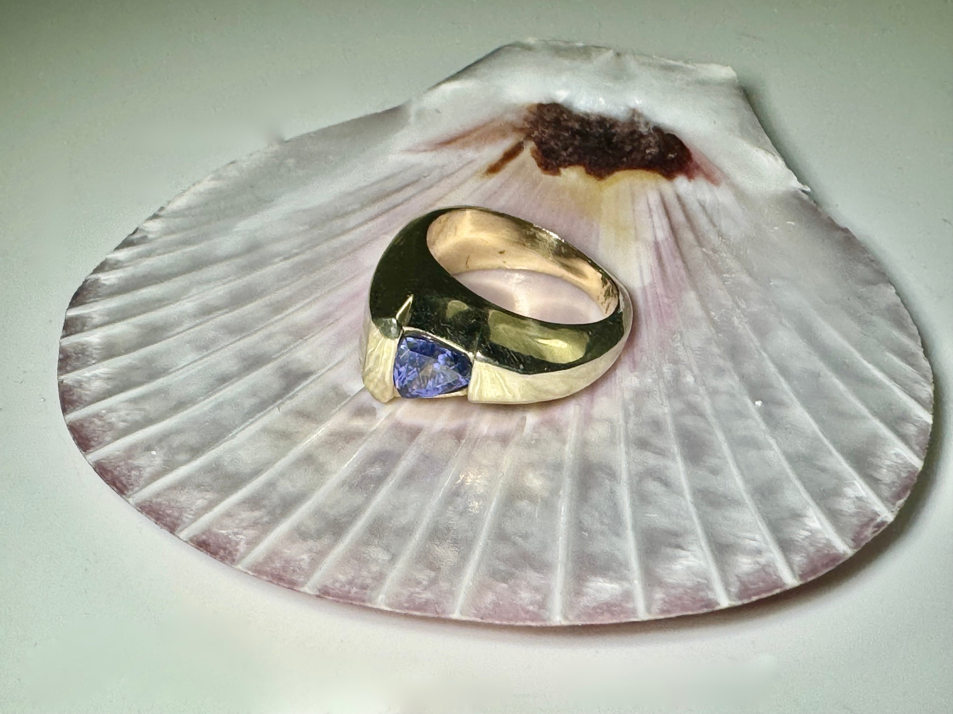 Tanzanite Trillium 18k Gold ring