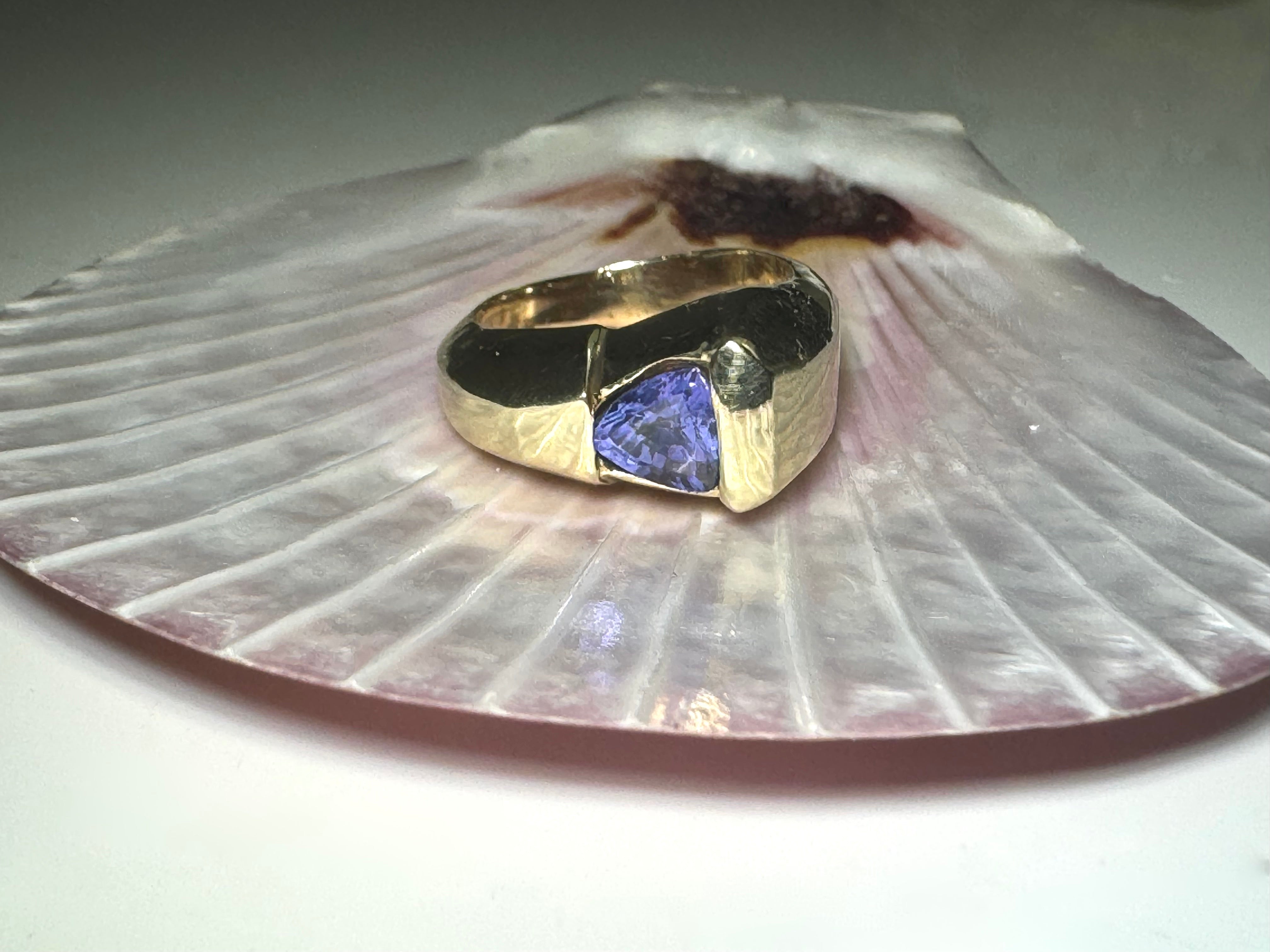 Tanzanite Trillium 18k Gold ring