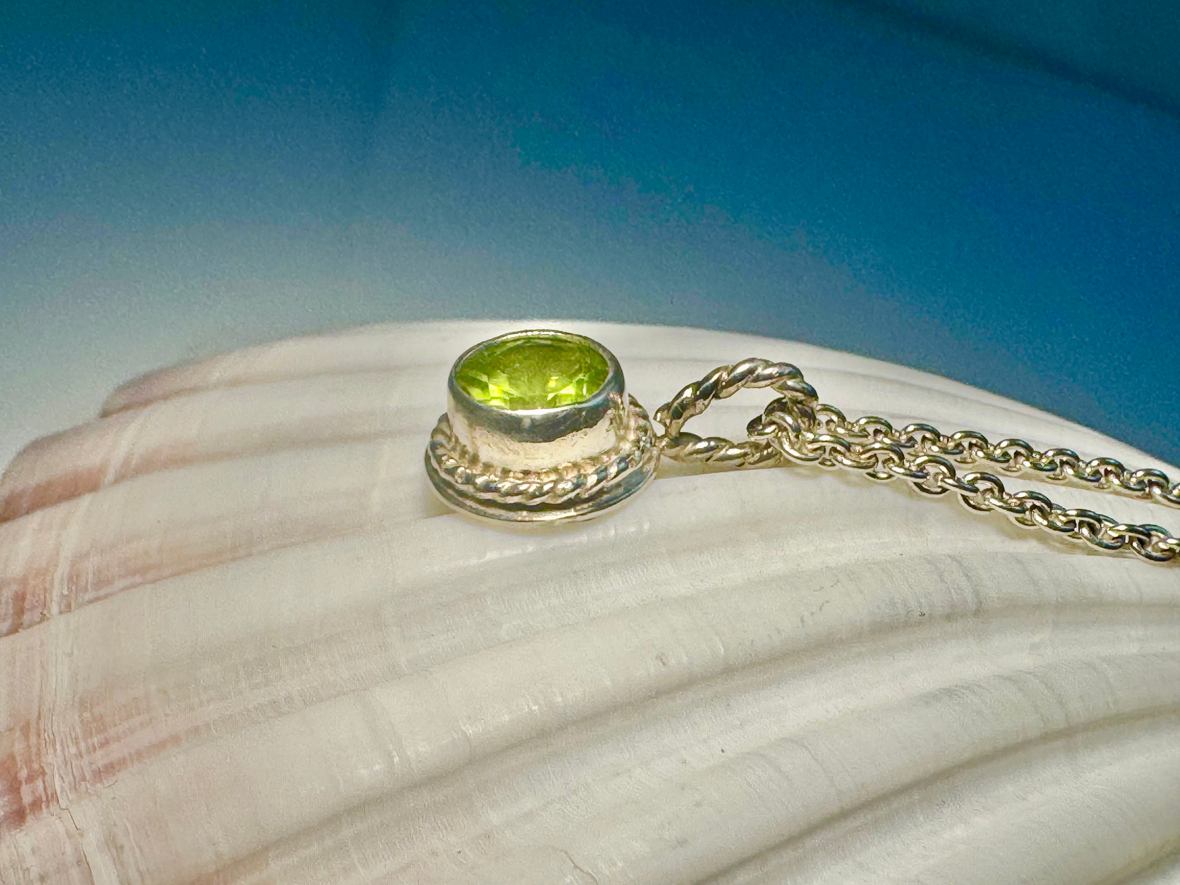 Peridot Rope Edge Sterling Pendant