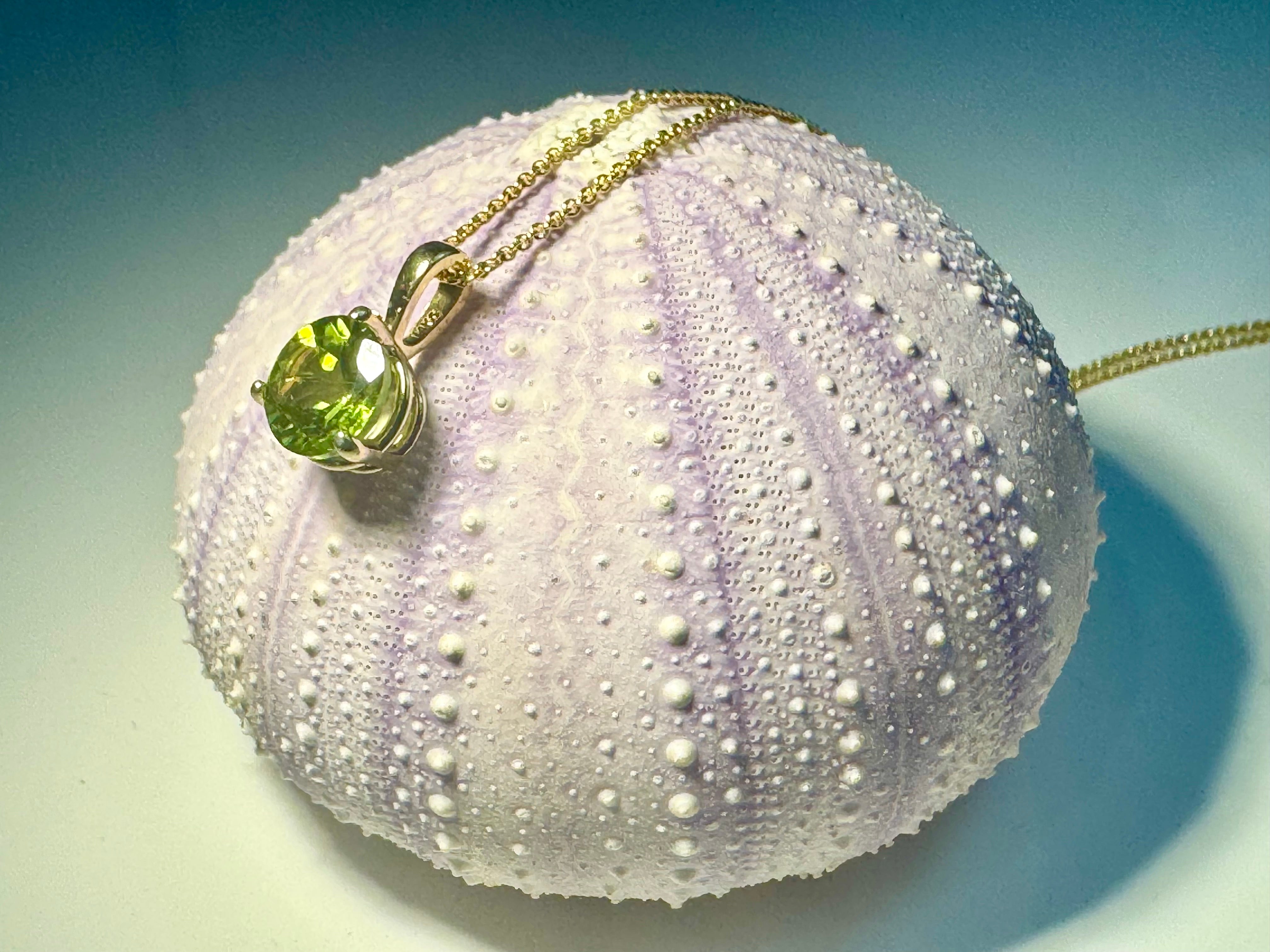 Peridot 7mm Prong 14k Pendant