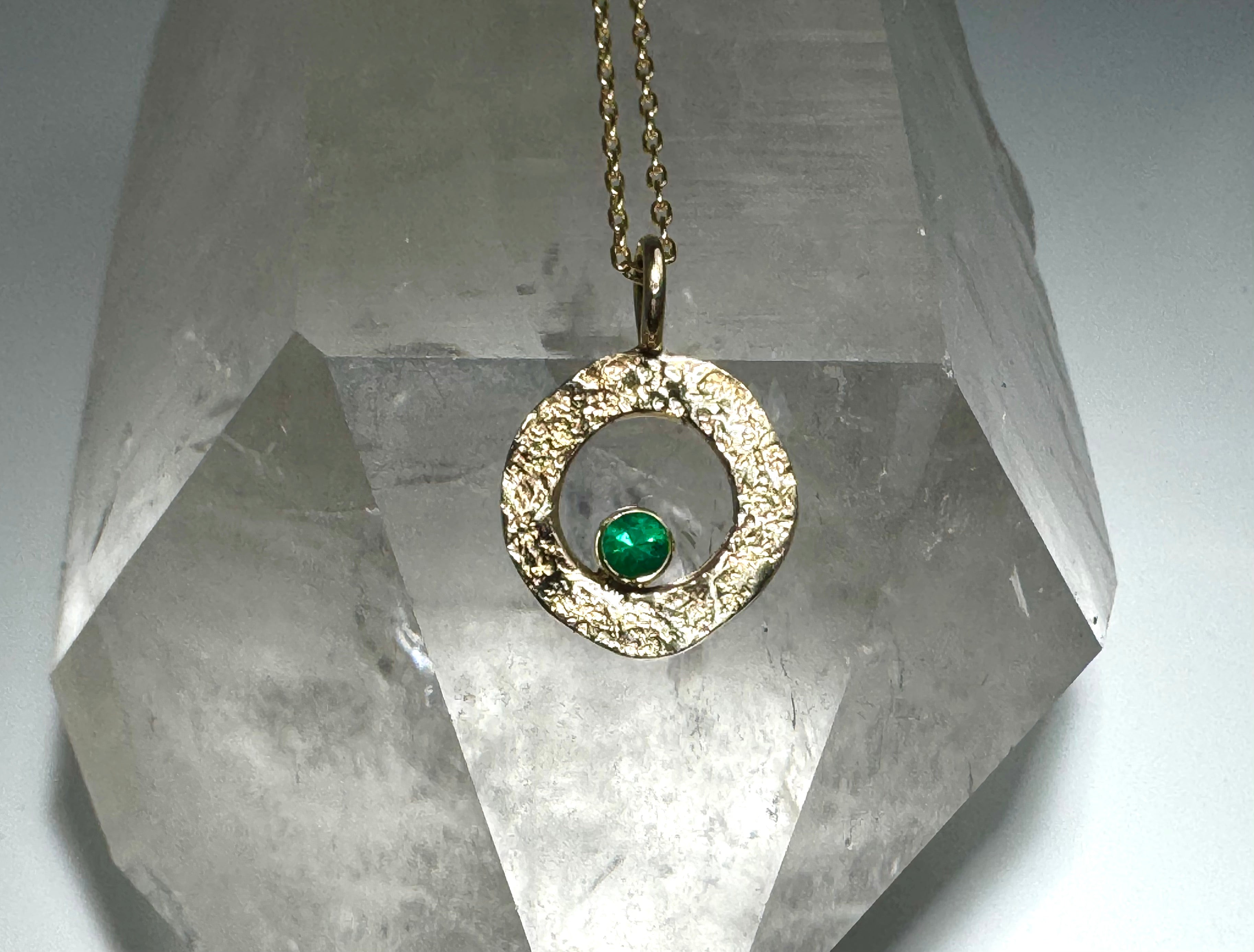 Emerald Opened Textured 18k Pendant