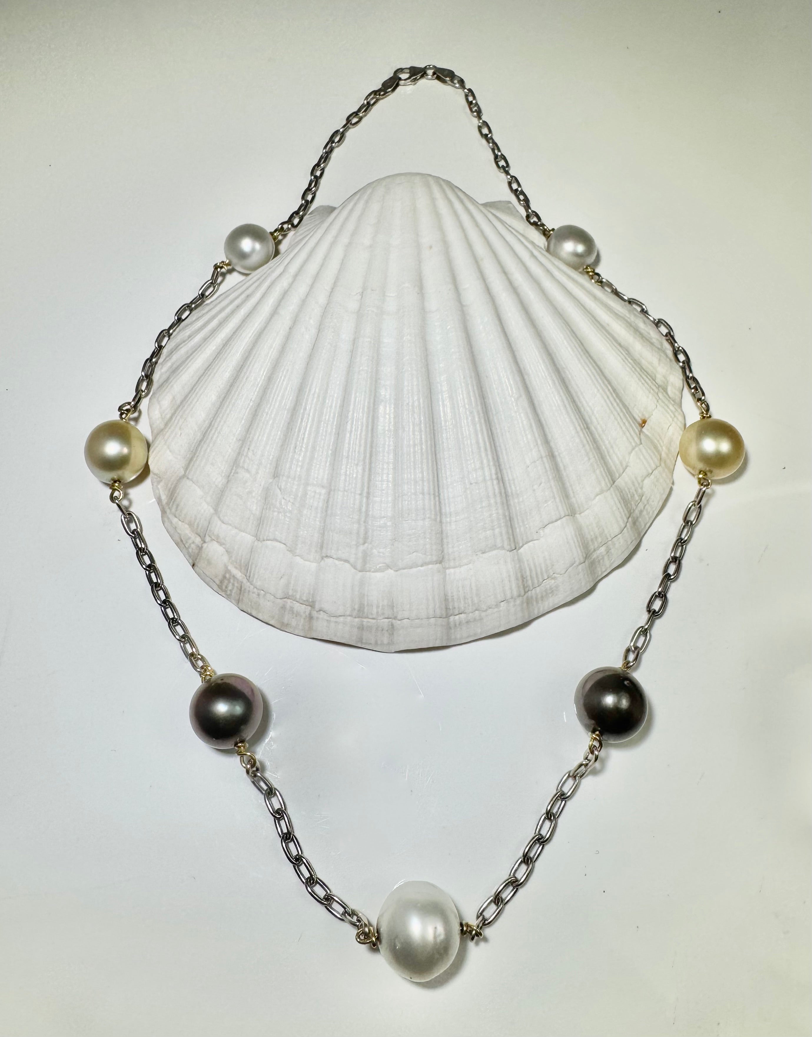 The 7 Pearl White Gold Necklace