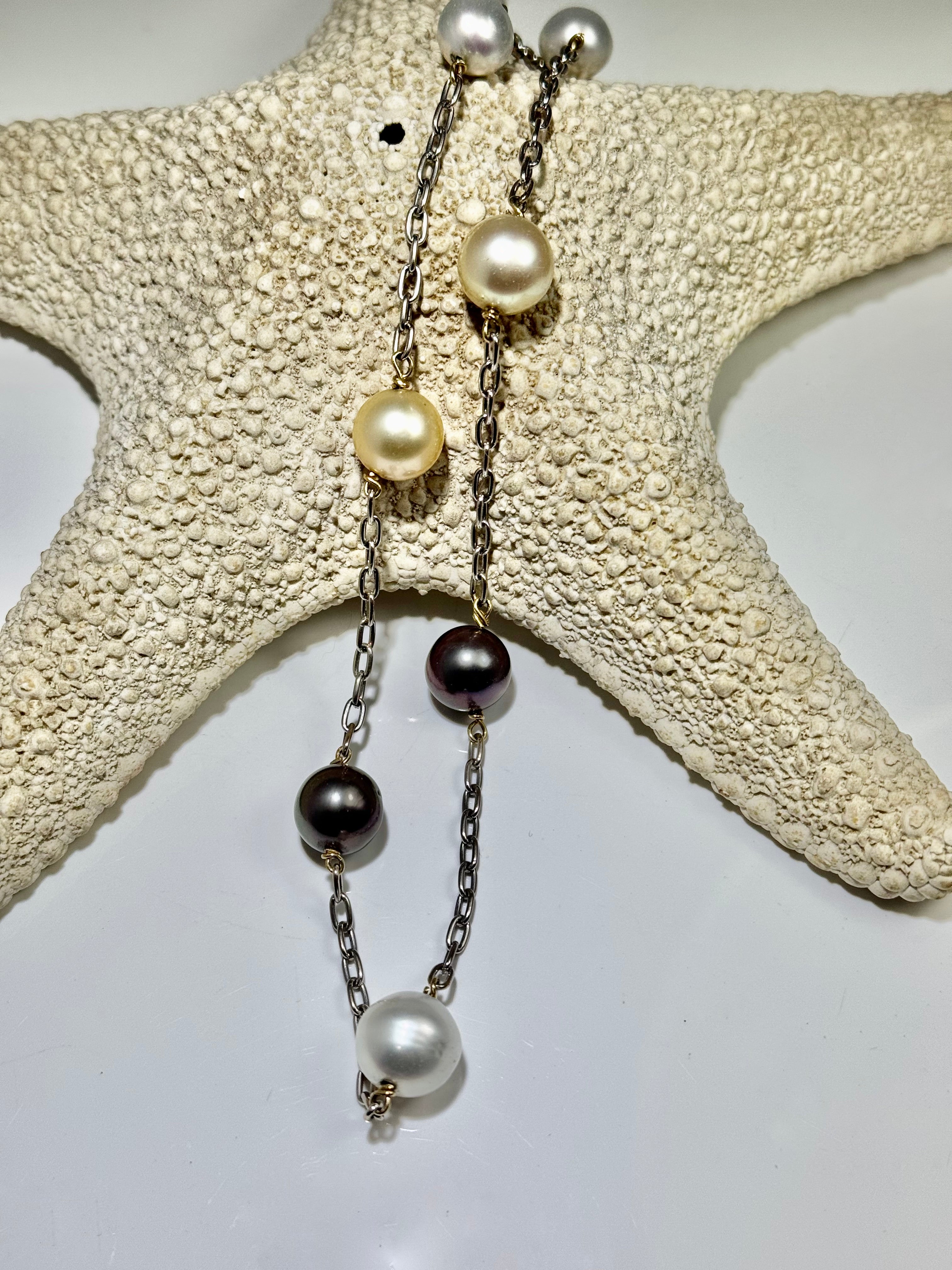 The 7 Pearl White Gold Necklace
